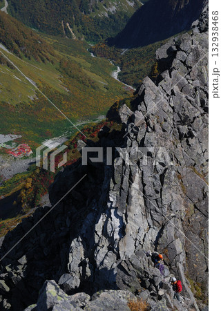 Rock climbers 錦秋の上高地,涸沢カールの紅葉と前穂高岳を登頂するロッククライマーたち Rock climbers 錦秋の上高地,涸沢カールの紅葉と前穂高岳を登頂するロッククライマーたち 132938468
