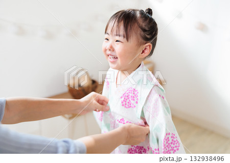 浴衣を着る2歳の女の子　子供浴衣 着付け 132938496