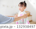 浴衣を着る2歳の女の子　子供浴衣 着付け 132938497