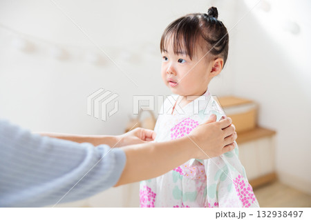 浴衣を着る2歳の女の子 子供浴衣 着付け 浴衣を着る2歳の女の子 子供浴衣 着付け 132938497
