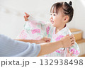浴衣を着る2歳の女の子　子供浴衣 着付け 132938498