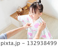 浴衣を着る2歳の女の子　子供浴衣 着付け 132938499