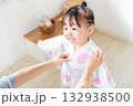 浴衣を着る2歳の女の子　子供浴衣 着付け 132938500