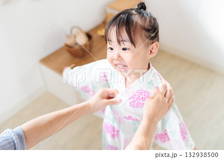 浴衣を着る2歳の女の子 子供浴衣 着付け 浴衣を着る2歳の女の子 子供浴衣 着付け 132938500