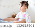 浴衣を着る2歳の女の子　子供浴衣 着付け 132938501