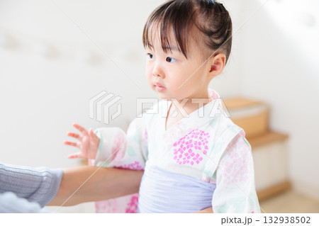 浴衣を着る2歳の女の子　子供浴衣 着付け 132938502