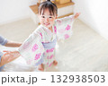 浴衣を着る2歳の女の子　子供浴衣 着付け 132938503