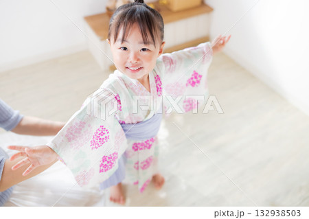 浴衣を着る2歳の女の子 子供浴衣 着付け 浴衣を着る2歳の女の子 子供浴衣 着付け 132938503