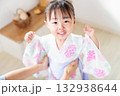 浴衣を着る2歳の女の子　子供浴衣 着付け 132938644