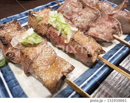 皿に盛られた美味しそうな焼きレバーとハラミの串焼き 132938661