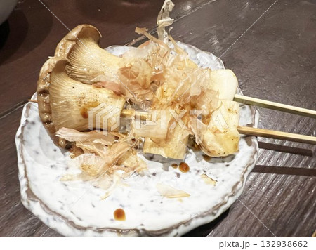 美味しそうなエリンギの炭火串焼き 美味しそうなエリンギの炭火串焼き 132938662