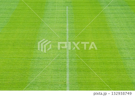 サッカー練習場の手入れ後の芝 132938749