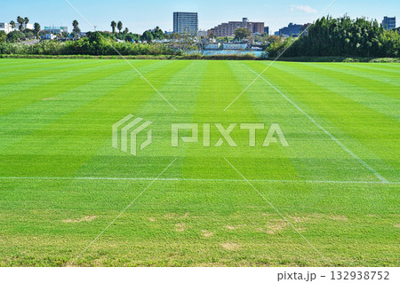 天然芝がきれいに手入れされているサッカー練習場 132938752