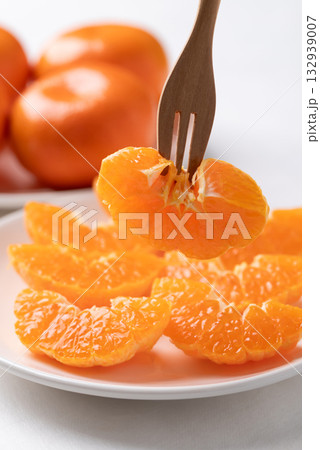 Fresh cut of Mandarin orange fruit on plate ready to eating 132939007