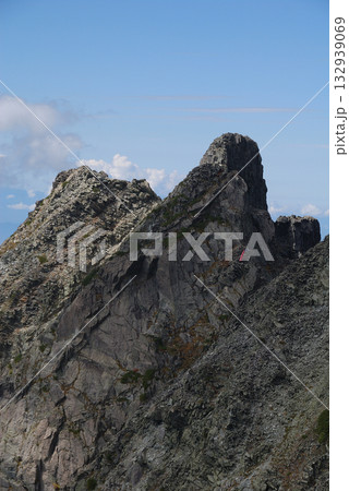 奥穂高岳山頂前から眺めるジャンダルムの東稜の断崖(秋の上高地をトレッキングする) 132939069