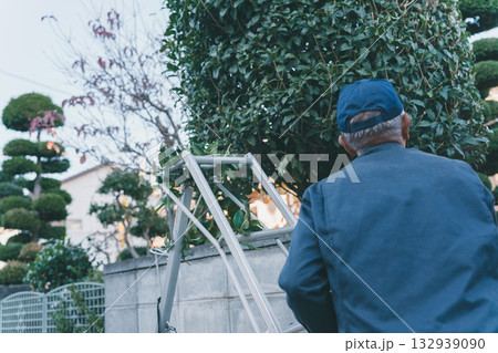 Japanese Gardener Japanese Gardener 132939090