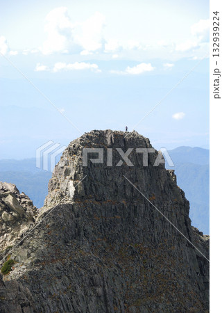 奥穂高岳山頂前から眺めるジャンダルムの西壁の断崖(秋の上高地をトレッキングする) 奥穂高岳山頂前から眺めるジャンダルムの西壁の断崖(秋の上高地をトレッキングする) 132939224