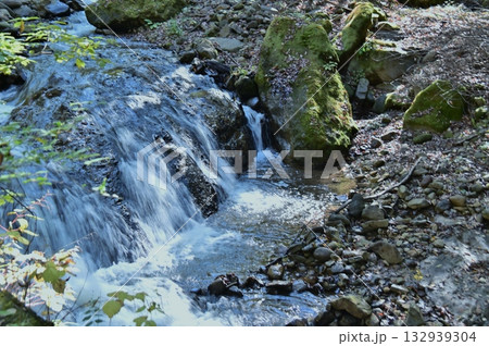 角間川の岩肌を流れる白い流れ 角間川の岩肌を流れる白い流れ 132939304
