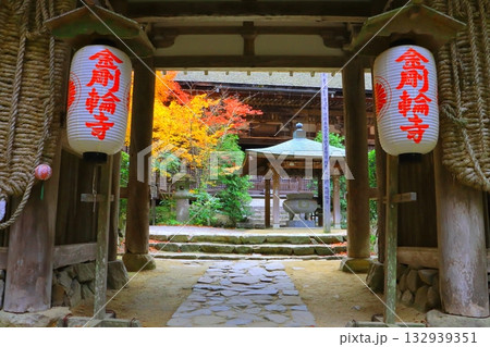 秋の金剛輪寺（二天門・国宝本堂・滋賀県愛荘町） 132939351