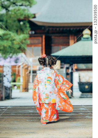 七五三のお参りをする女の子 132939500