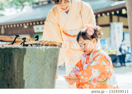 七五三のお参りに行く家族 七五三のお参りに行く家族 132939511