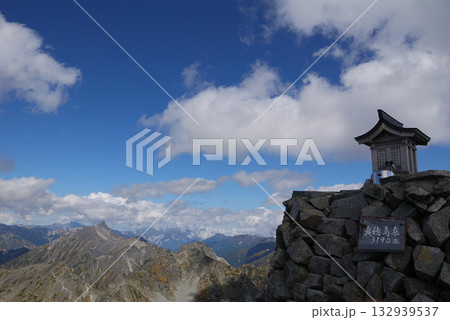 奥穂高岳山頂から眺める秋晴れの槍穂高連峰(北穂高岳から槍ヶ岳まで，秋の上高地をトレッキングする) 132939537