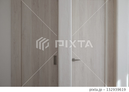 ドアを2つ設置した子供部屋 132939619