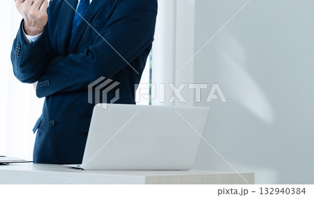 説明するビジネスマン 132940384
