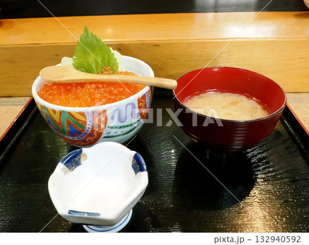 美味しそうなイクラ丼定食 美味しそうなイクラ丼定食 132940592
