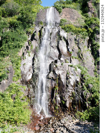 断崖から流れ落ちる白銀の滝 132940624