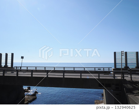 雄冬岬の河口と日本海 132940625