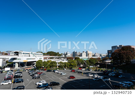 多摩モノレール多摩センター駅の南側から駅方向を撮影　駐車場　東京都多摩市落合 132940710