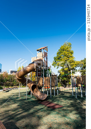 多摩中央公園の遊具で遊ぶ　東京都多摩市落合 132940714