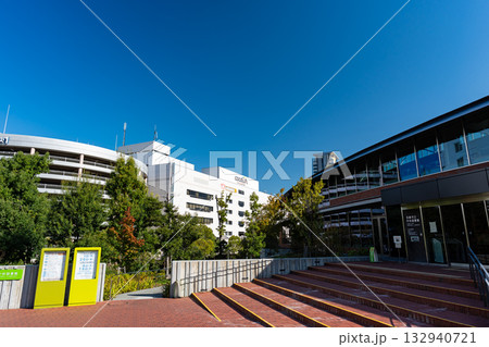 多摩市立中央図書館の入口　東京都多摩市落合 132940721