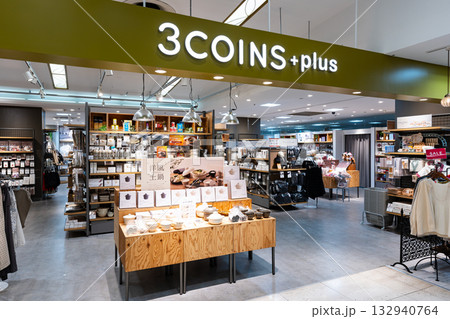 3COINS+plus ココリア多摩センター店でショッピング　東京都多摩市落合 132940764