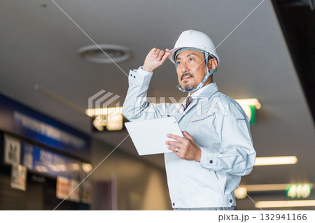 タブレットを見る現場監督のミドル男性。 132941166