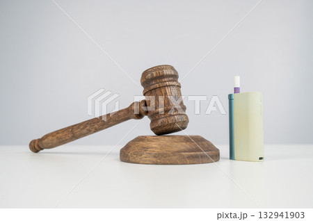 Judge's gavel and e-cigarette. Smoking ban. Tobacco heating systems. Judge's gavel and e-cigarette. Smoking ban. Tobacco heating systems. 132941903