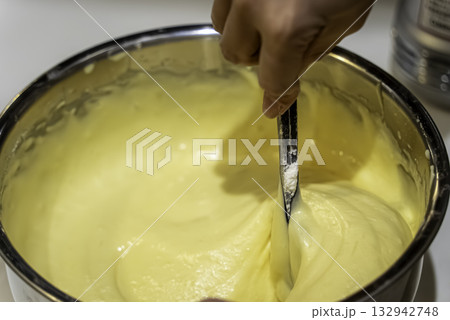 ケーキ作り_生地を混ぜる ケーキ作り_生地を混ぜる 132942748
