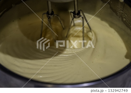 ケーキ作り_生地を攪拌する ケーキ作り_生地を攪拌する 132942749