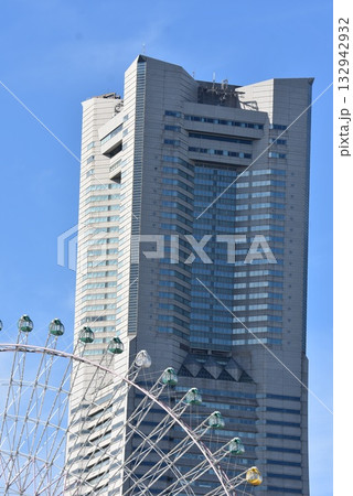 横浜の2大ランドマーク(ランドマークタワーと大観覧車） 132942932