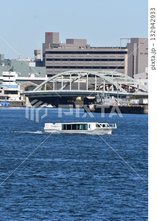 横浜港を行くシーバス 132942933