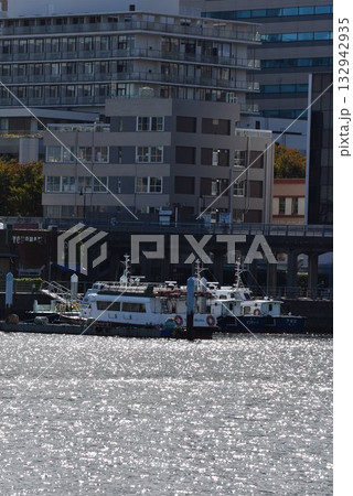 横浜港の輝き 132942935