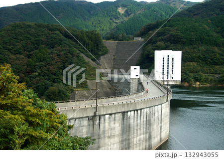 福岡県那珂川市「五ケ山ダム」とダム湖の風景 132943055