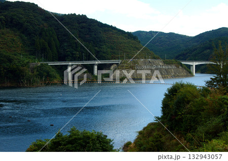 福岡県那珂川市「五ケ山ダム」とダム湖の風景 132943057