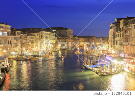 イタリアのヴェネツィアにある夜のカナル・グランデ イタリアのヴェネツィアにある夜のカナル・グランデ 132943101