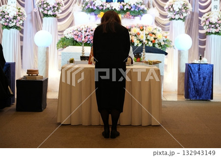 お焼香をする親族 お焼香をする親族 132943149