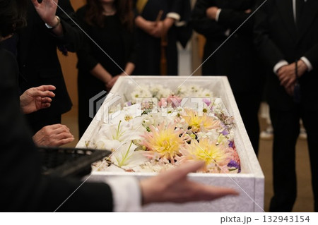 お別れの儀 132943154