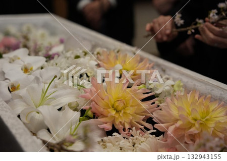 お花でいっぱいのお棺 お花でいっぱいのお棺 132943155