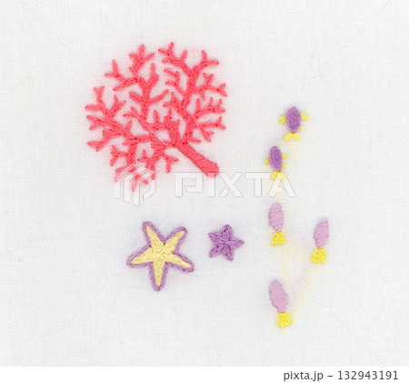パステルカラーのサンゴと熱帯魚とヒトデの刺繍 132943191