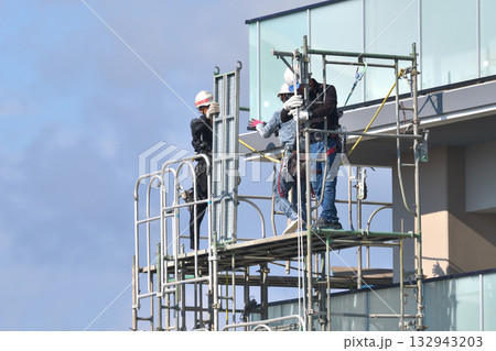 工事現場 　新築マンション　仮設足場の解体作業風景 132943203